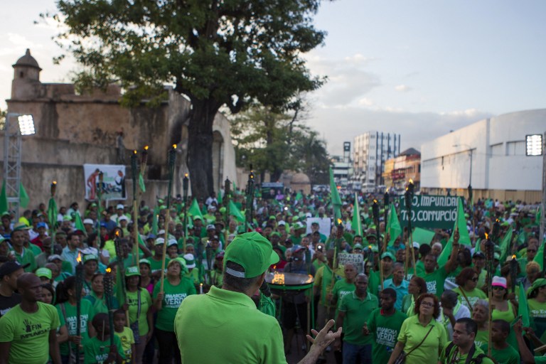Multidão protesta em cidade da República Dominicana contra o caso de corrupção envolvendo a Odebrecht