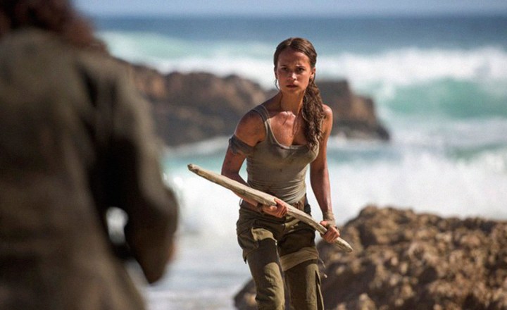 Alicia Vikander abre o livro sobre o novo filme Tomb Raider
