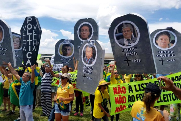 Protesto organizado pelo MBL e "Vem Pra Rua" acontece em Brasília, além de outras cidades do país - 26/03/2017