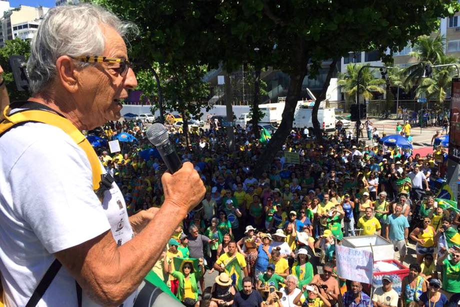 Fernando Gabeira discursa no caminhão do "Vem Pra Rua" no Rio de Janeiro, RJ - 26/03/2017