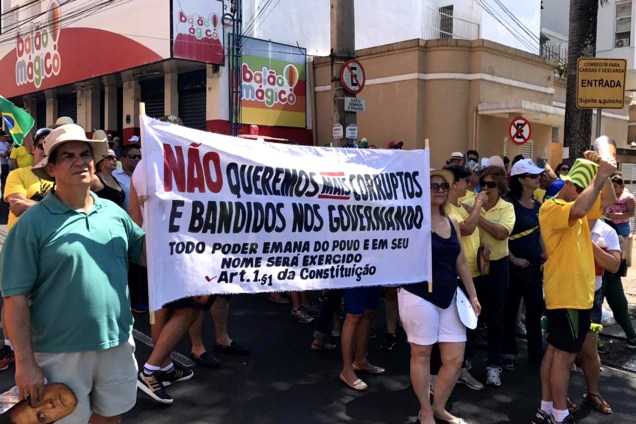 Protesto organizado pelos movimentos sociais "Vem Pra Rua" e MBL acontece em São José do Rio Preto, SP - 26/03/2017