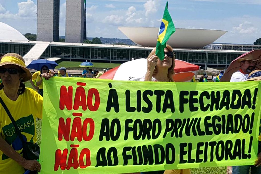 Manifestações organizadas pelo "Movimento Brasil Livre" (MBL) e "Vem Pra Rua" acontecem hoje por todo o país - 26/03/2017