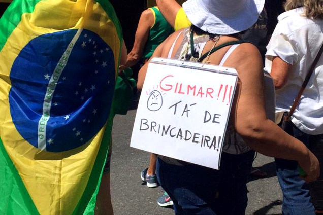 Manifestante pendura cartaz no pescoço durante protesto no Rio de Janeiro contra o foro privilegiado, anistia aos crimes de caixa 2 e em apoio a "Operação Lava-Jato" - 26/03/2017