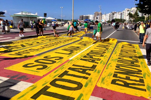 Manifestantes espalham faixas nas ruas do Rio de Janeiro em protesto organizado pelos grupos "Vem Pra Rua" e MBL - 26/03/2017