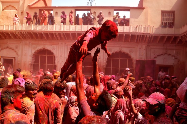 Adultos e crianças se divertem na celebração do Holi, Festival das Cores, em Vrindavan, Índia - 09/03/2017