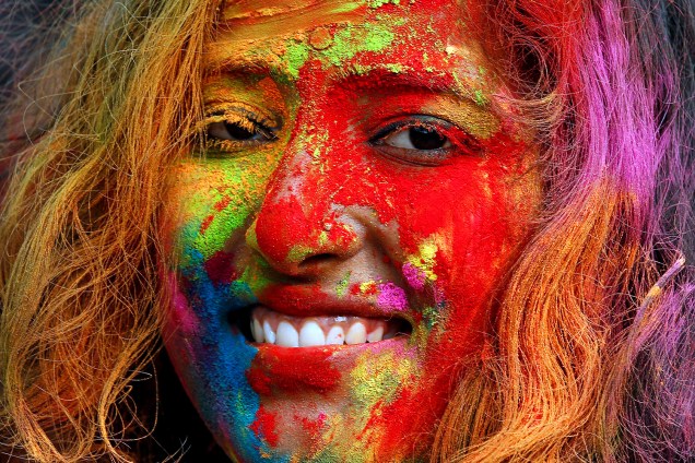 Estudante da Universidade Rabindra Bharati com o rosto coberto de pó colorido durante o festival das cores, Holi, em Cálcuta, Índia - 09/03/2017
