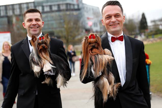 Homens chegam com seus Yorkshires para o Crufts Dog Show em Birmingham, Inglaterra - 10/03/2017 Homens chegam com seus Yorkshires para o Crufts Dog Show em Birmingham, Inglaterra - 10/03/2017