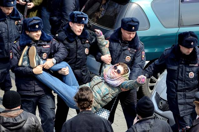 Policiais detém manifestante da oposição russa durante protestos contra a corrupção, que ocorreram neste domingo(26) em Vladivostok - 26/03/2017