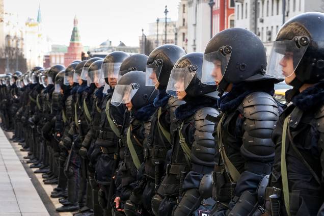 Polícia russa enfileirada durante protesto da oposição liderado por Alexei Navalny, em Moscou - 26/03/2017
