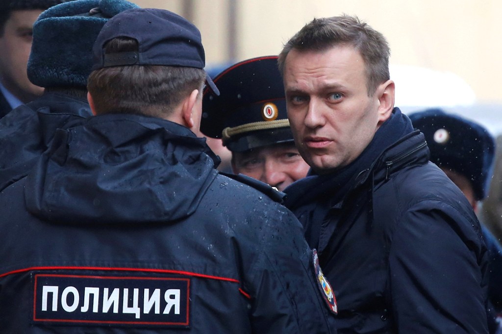 Alexei Navalny, líder da oposição russa, é conduzido pela polícia após ser detido em protesto contra a corrupção em Moscou