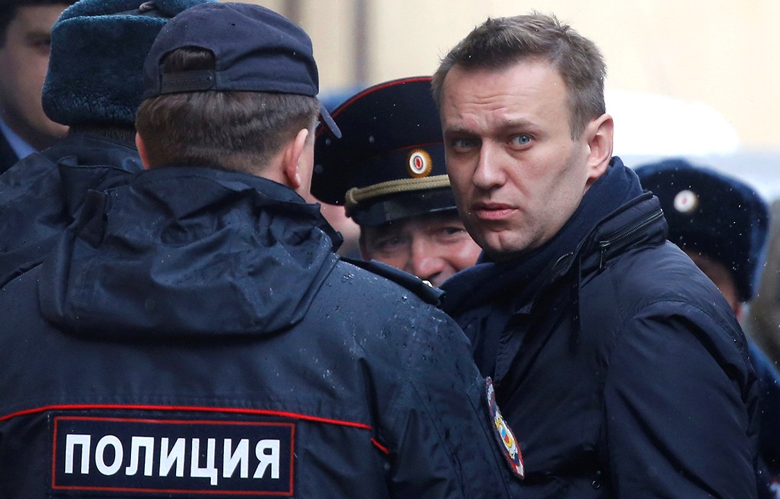 Alexei Navalny, líder da oposição russa, é conduzido pela polícia após ser detido em protesto contra a corrupção em Moscou