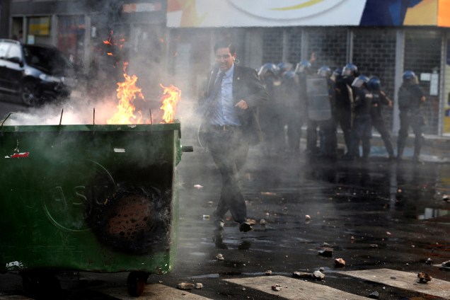 Manifestantes incendeiam lixeira durante protesto contra a aprovação da reeleição presidencial no Paraguai - 31/03/2017
