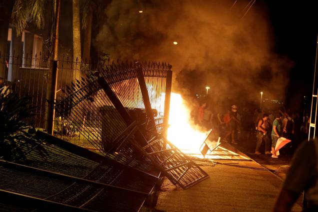 Manifestantes colocam fogo no prédio do Congresso do Paraguai após Senado aprovar reeleição presidencial - 31/03/2017