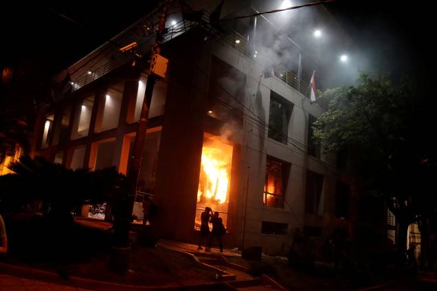 Manifestantes colocam fogo no prédio do Congresso do Paraguai após Senado aprovar reeleição presidencial - 31/03/2017