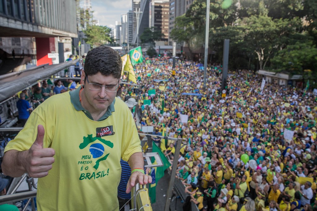 SÃO PAULO, SP, BRASIL, 26-03-2017 - Líder do movimento "Vem Pra Rua", Rogerio Chequer, durante manifestação na avenida Paulista, em São Paulo. Foto: Eduardo Anizelli/Folhapress