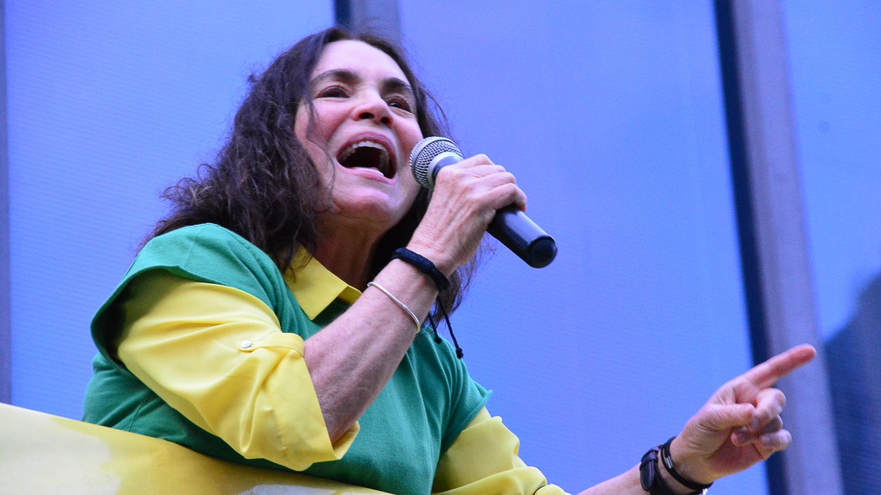 Regina Duarte discursa em carro do Vem pra Rua durante protesto na Paulista