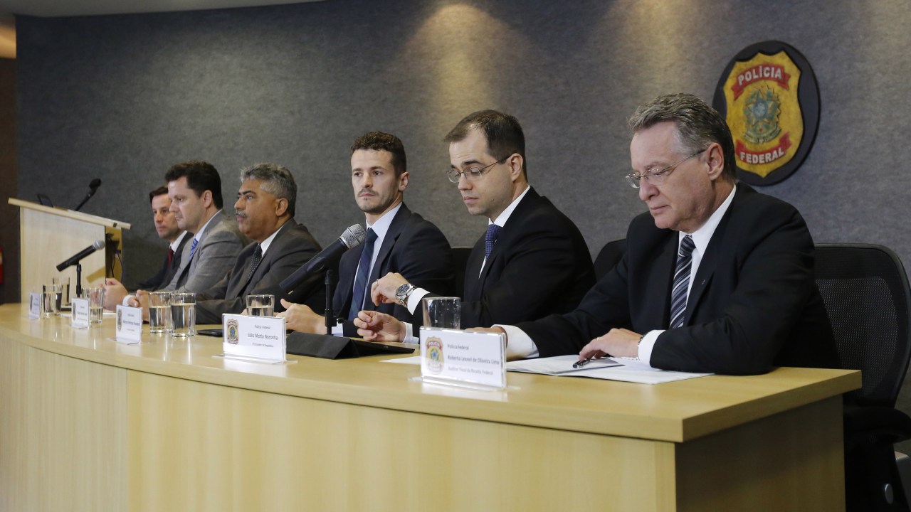 Delegados e procuradores da república, durante coletiva de imprensa referente à 39ª fase da operação Lava Jato, na sede da Polícia Federal em Curitiba