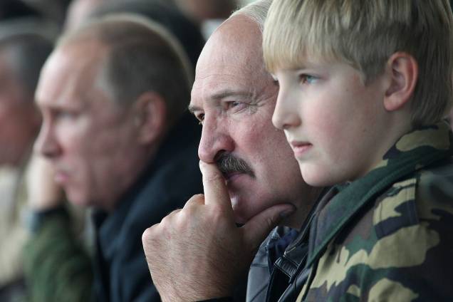 Alexander Lukashenko, presidente da Bielorrússia, e seu filho Nikolai