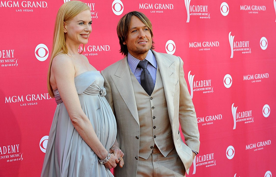 A atriz Nicole Kidman grávida, ao lado do cantor Keith Urban, em 2008