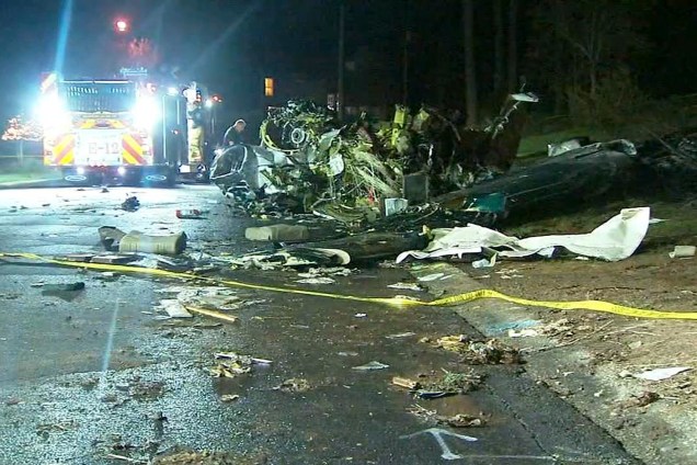 Avião cai e atinge casa em Atlanta nos Estados Unidos. O piloto estava sozinho e morreu na queda, enquanto a família que morava na casa atingida estava fora do local no momento do acidente- 25/03/2017
