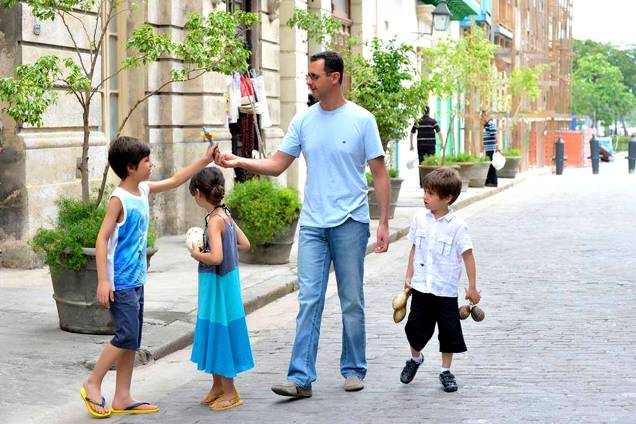 Bashar Assad, presidente da Síria, e os filhos Zein, Karim e Hafez