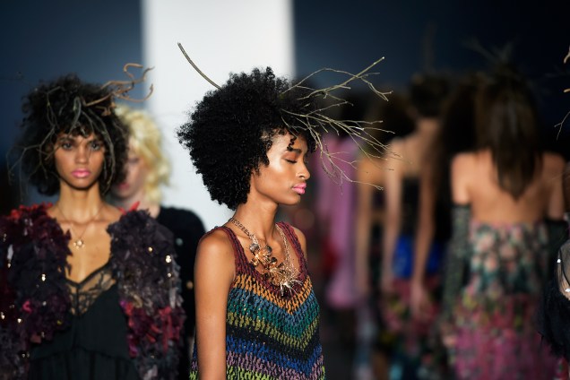 Modelos desfilam pela marca da estilista Isabela Capeto, na 43ª edição do São Paulo Fashion Week, na Bienal do Ibirapuera