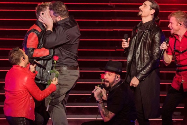Nick Carter, do Backstreet Boys, e Joey Fatone, do N'Sync., simulam beijão em show em Las Vegas