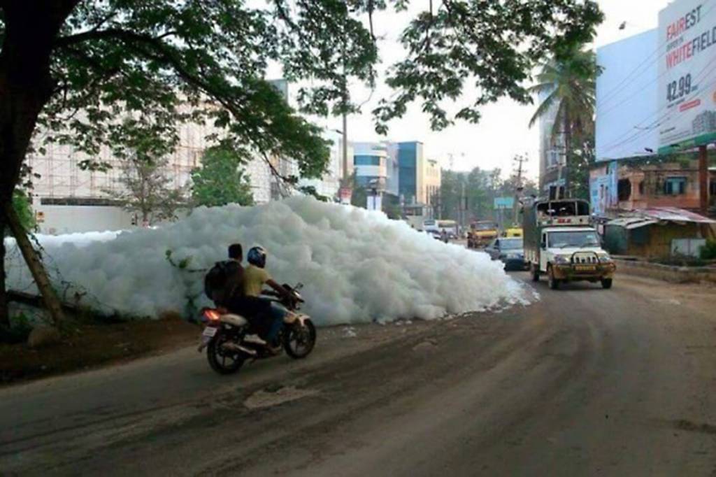 Espuma do lago Bellandur invade as ruas de Bangalore, em 2015