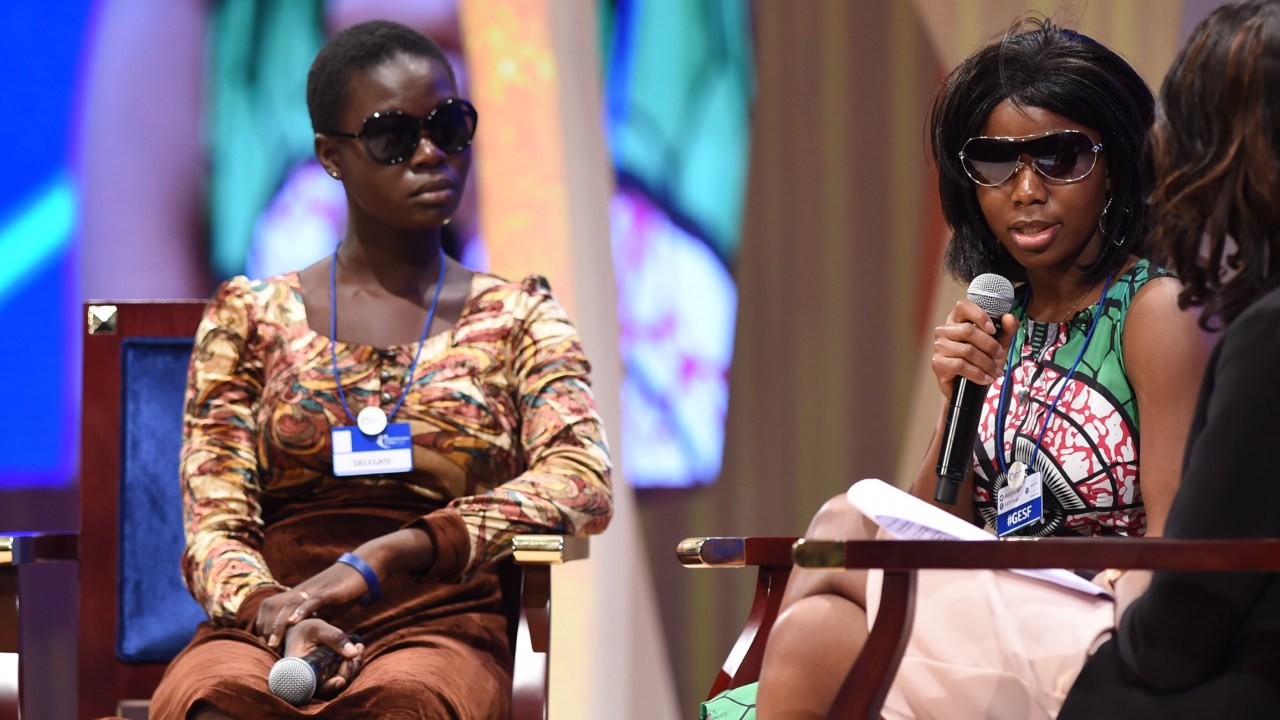 Rachel e Sa'a, duas vítimas do grupo extremista nigeriano Boko Haram, contam suas histórias no Global Education & Skills Forum 2017, em Dubai