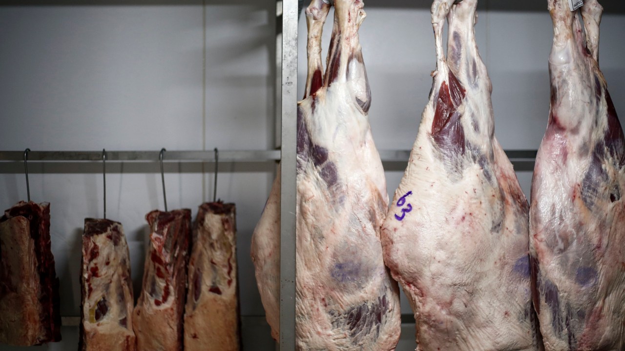 Carne bovina armazenada na câmara fria de um açougue em São Paulo