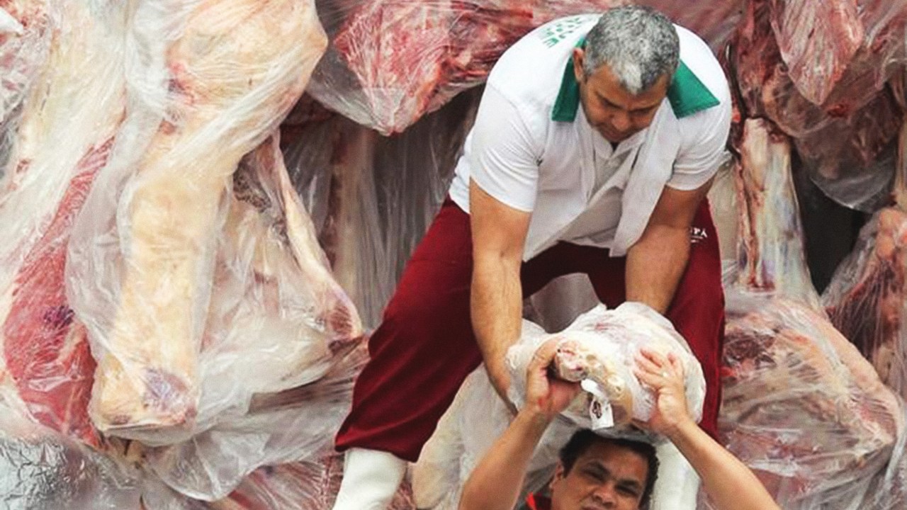Funcionários descarregam carga de carne em São Paulo