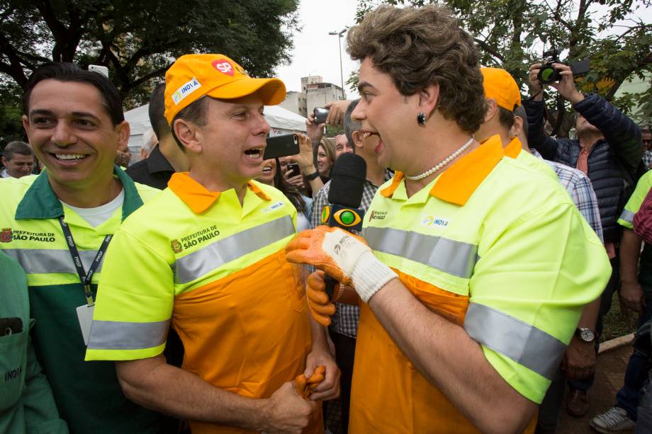 O prefeito de São Paulo, João Doria (PSDB), se veste de lixeiro acompanhado do humorista Márvio Lúcio durante ação do programa Cidade Linda, na Avenida Cruzeiro do Sul, zona norte da capital paulista - 18/03/2017