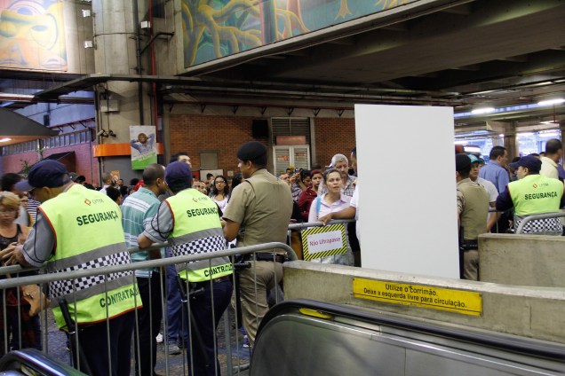 Movimentação de passageiros na estação de metrô Corinthians Itaquera, zona leste de cidade de São Paulo durante paralisação dos trabalhadores contra a reforma da previdência  proposta pelo governo Temer - 15/03/2017
