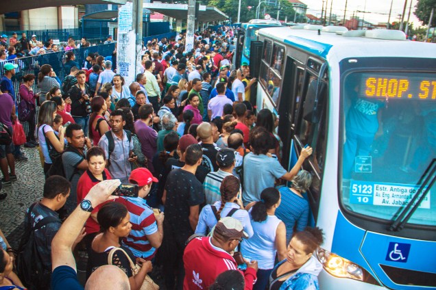 Ponto de ônibus lotado na Avenida Jabaquara, em São Paulo, durante paralisação de motoristas e cobradores de ônibus. A categoria aderiu ao Dia Nacional de Mobilização contra a reforma da previdência e reforma trabalhista - 15/03/2017