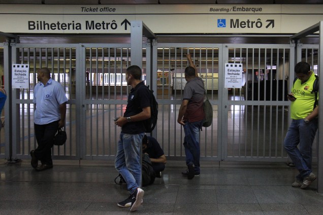 Movimentação de passageiros na estação de metrô Corinthians Itaquera, zona leste de cidade de São Paulo durante paralisação dos trabalhadores contra a reforma da previdência  proposta pelo governo Temer - 15/03/2017