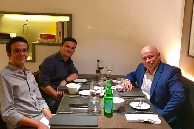 Leandro Karnal posta foto de jantar com o juiz Sergio Moro