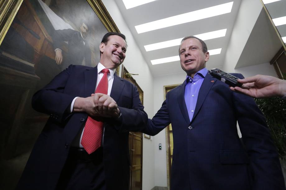 O prefeito João Doria e o ministro da Ciência, Tecnologia, Inovações e Comunicações, Gilberto Kassab, conversam com a imprensa após reunião com ex-prefeitos de São Paulo, na sede da prefeitura, região central - 20/03/2017