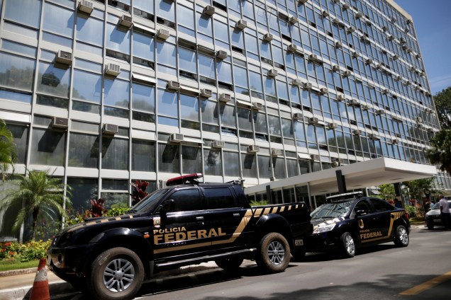 Veículos da Polícia Federal são vistos em frente ao Ministério da Agricultura durante a Operação Carne Fraca em Brasília (DF)