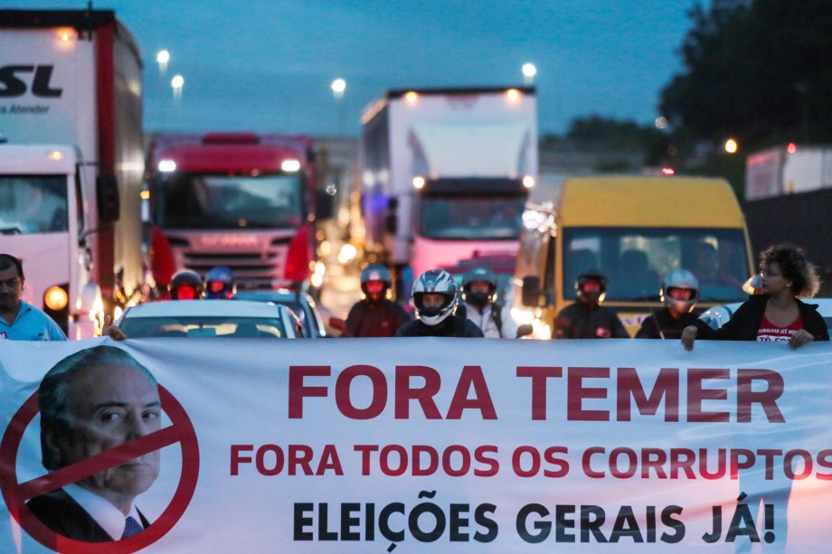 Movimentos sociais bloqueiam a via Presidente Dutra em São José dos Campos, no estado de São Paulo, em protesto contra a reforma da previdência proposta pelo governo Michel Temer - 15/03/2017