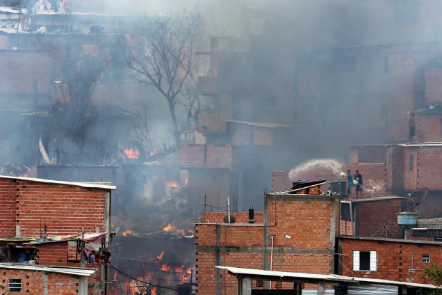 Incêndio de grandes proporções atinge a comunidade de Paraisópolis, em São Paulo - 01/03/2017