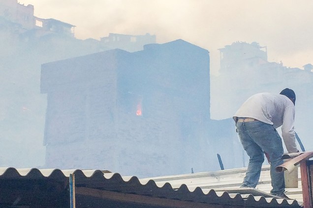 Incêndio de grandes proporções atinge a comunidade de Paraisópolis, na zona sul da capital paulista - 01/03/2017