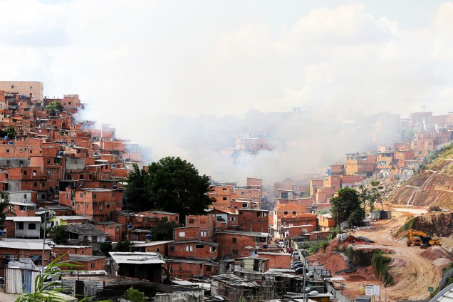 Fumaça é vista na comunidade de Paraisópolis, em São Paulo (SP) - 01/03/2017