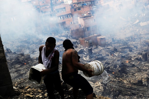 Moradores apagam incêndio com baldes na comunidade de Paraisópolis, em São Paulo (SP) - 01/03/2017