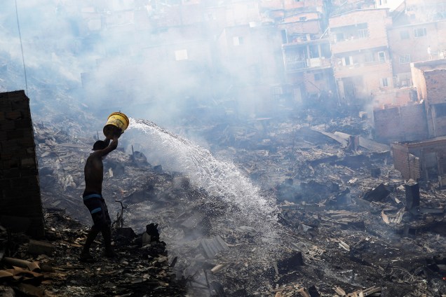 Moradores apagam incêndio com baldes na comunidade de Paraisópolis, em São Paulo (SP) - 01/03/2017