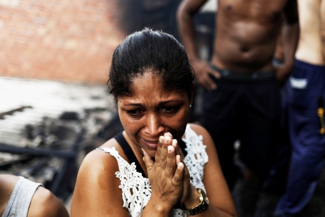 Mulher chora enquanto moradores tentam apagar incêndio que atingiu a comunidade de Paraisópolis, em São Paulo (SP) - 01/03/2017