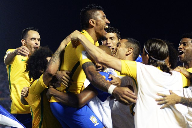Jogadores do Brasil comemoram após Paulinho marcar seu segundo gol sobre o Uruguai, pelas eliminatórias da Copa da Rússia de 2018, no no Estádio Centenário em Montevidéu