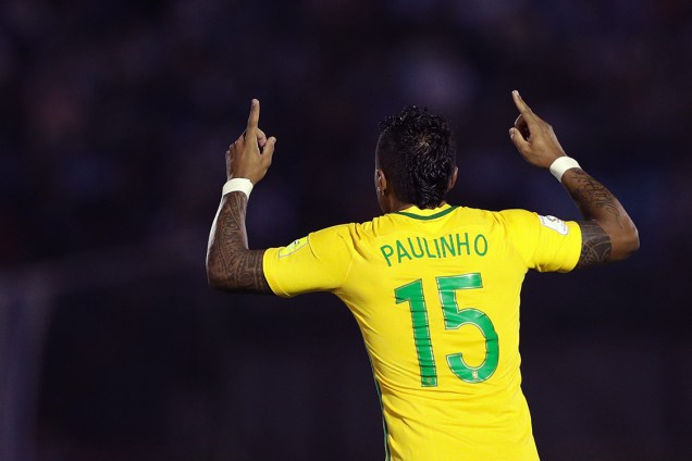 Paulinho comemora após marcar seu segundo gol sobre o Uruguai, pelas eliminatórias da Copa da Rússia de 2018, no Estádio Centenário em Montevidéu