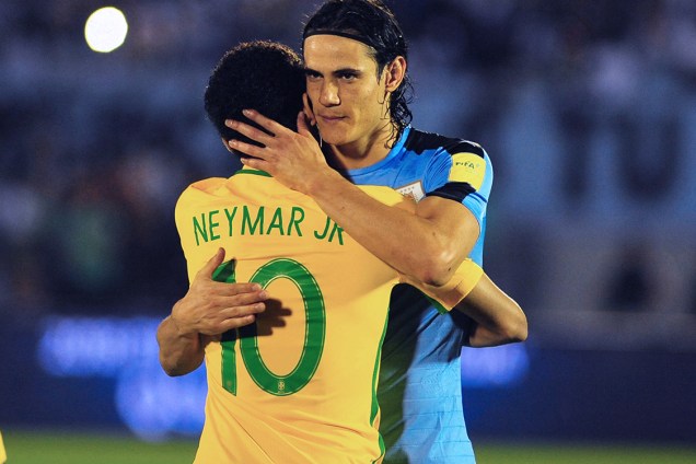 Neymar cumprimenta o uruguaio Cavani, antes do início da partida, em Montevidéu