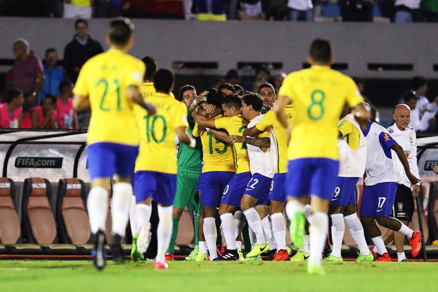 Jogadores do Brasil comemoram após Paulinho marcar gol sobre o Uruguai, pelas eliminatórias da Copa da Rússia de 2018, no no Estádio Centenário em Montevidéu