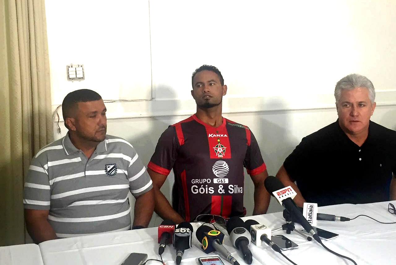 Goleiro Bruno é apresentado ao Boa Esporte, em Varginha (MG)